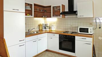 Kühlschrank, Mikrowelle, Ofen, Kochgeschirr/Geschirr/Besteck