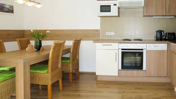 Kühlschrank, Mikrowelle, Ofen, Geschirrspüler