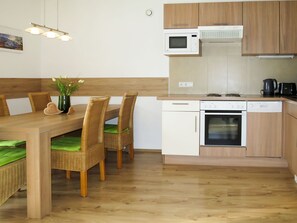 Kylskåp, mikrovågsugn, ugn och diskmaskin