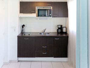 Fridge, microwave, dishwasher, cookware/dishes/utensils