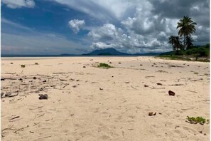 Beach - Basios Place Tourist Inn by RedDoorz (Palawan)