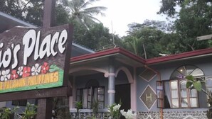 Un edificio con un cartello che riporta "Aio's Place" e "Palawan Filippine".