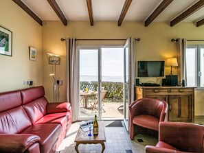 TV, fireplace, DVD player - Les Roches by Interhome (Le Pouldu)