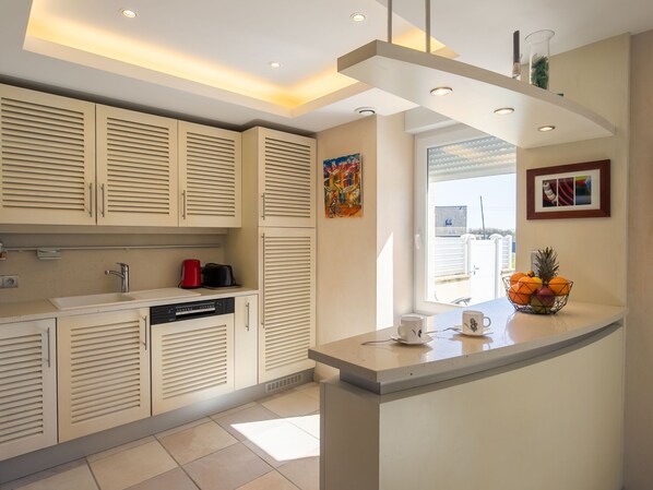 Réfrigérateur, micro-ondes, four, lave-vaisselle