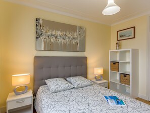 2 bedrooms, iron/ironing board, WiFi