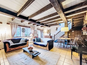 Fernseher, Kamin, DVD-Player