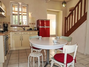 Geladeira, micro-ondas, fogão, talheres/pratos/utensílios de cozinha