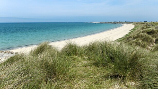 A beach with a sandy shore and grassy dunes. - Terre et Mer by Interhome (Treflez)