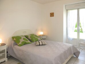 4 bedrooms, desk, iron/ironing board, WiFi
