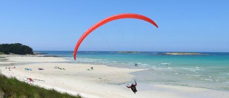 بالقرب من الشاطئ