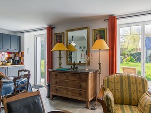 Una televisión, una chimenea