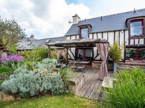 Outdoor dining - Valhalla, chez Emile by Interhome (Planguenoual)