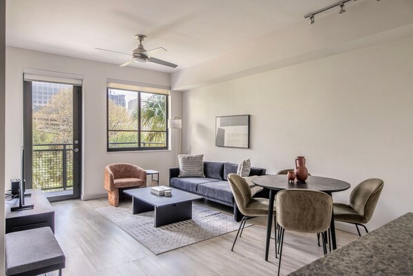 TV, stereo - Cool Ft Lauderdale Downtown 2BR w/ Pool, Gym, A/C & W/D, by Blueground (Miami)