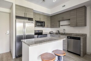 Fridge, microwave, oven, stovetop - Cool Ft Lauderdale Downtown 2BR w/ Pool, Gym, A/C & W/D, by Blueground (Miami)