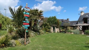 A signpost with directional signs pointing to various French cities. - Valhalla, chez Jules by Interhome (Planguenoual)