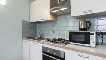 Kühlschrank, Mikrowelle, Ofen, Geschirrspüler