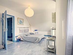 3 bedrooms, desk, WiFi