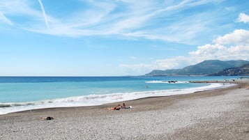 Una spiaggia nelle vicinanze