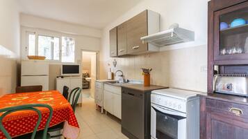 Frigorifero, forno, lavastoviglie, pentole/stoviglie/utensili