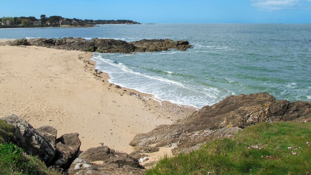 A beach with rocky outcrops and calm waves. - Stergann by Interhome (Mesquer/Quimiac/Kercabellec)