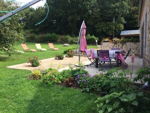 Outdoor dining - Gîte des Perdrix by Interhome (Plouzélambre)