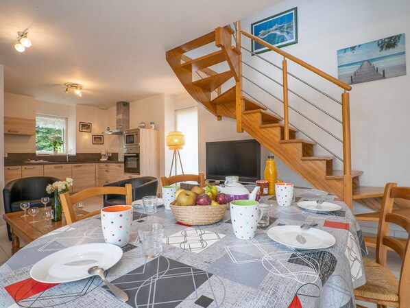 Dining - Gîte des Perdrix by Interhome (Plouzélambre)