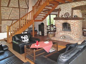 Una televisión, una chimenea