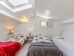 2 bedrooms, iron/ironing board, WiFi