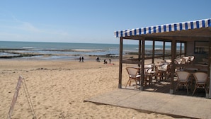 A beachside cafe with outdoor seating and a view of the ocean. - Les Oliviers by Interhome (Talmont Saint Hilaire)