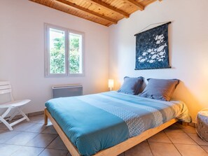 4 bedrooms, iron/ironing board, WiFi