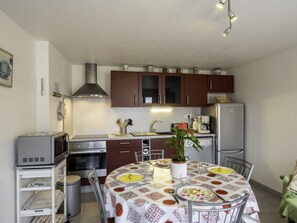 Fridge, microwave, oven, dishwasher - Le Champ des Mouettes by Interhome (St-Pierre-en-Port)