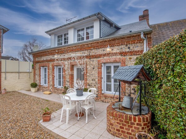 Outdoor dining - Le Champ des Mouettes by Interhome (St-Pierre-en-Port)