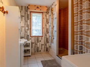 Bathroom - Chez Lilo by Interhome (Saint Laurent-sur-Mer)