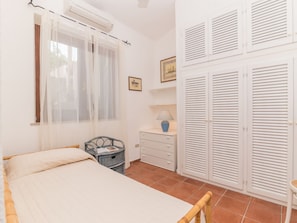 4 chambres, fer et planche à repasser