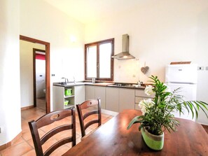 Kühlschrank, Toaster, Kochgeschirr/Geschirr/Besteck, Esstisch