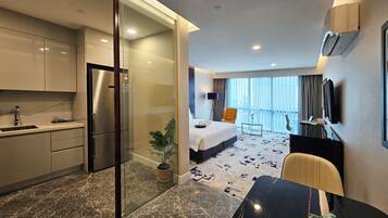 Executive Deluxe City View (Platinum Suite 2) | Private kitchen | Fridge, microwave, stovetop, cookware/dishes/utensils