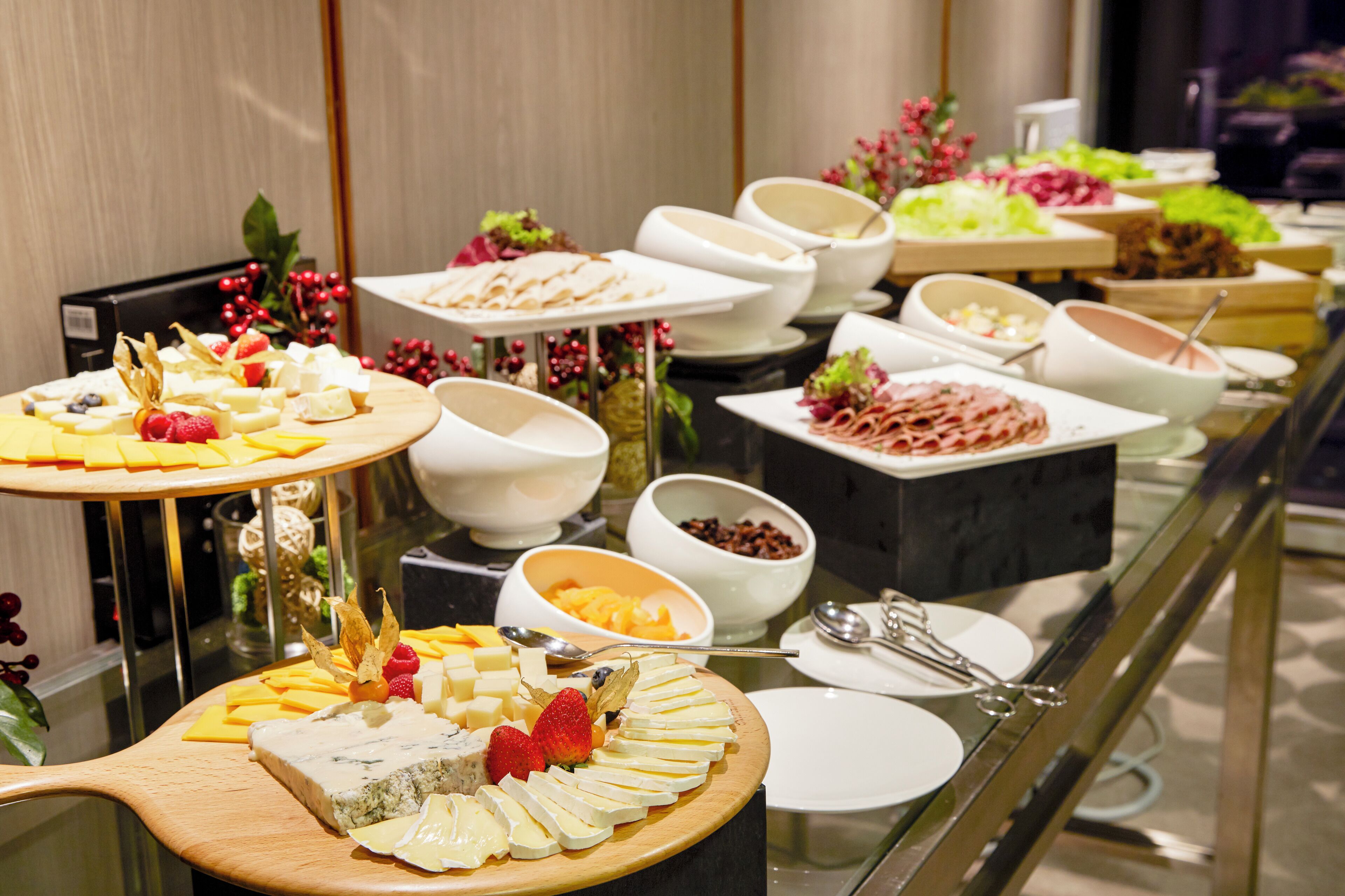 Un buffet proposant une variété de plats et d’ustensiles de service.