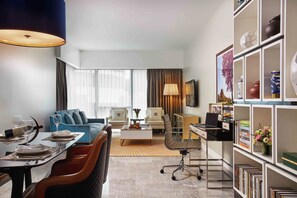 Executive suite, 2 slaapkamers, uitzicht op stad | Woonruimte | Een 43-inch lcd-televisie met satellietzenders