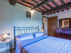 2 bedrooms, iron/ironing board, WiFi