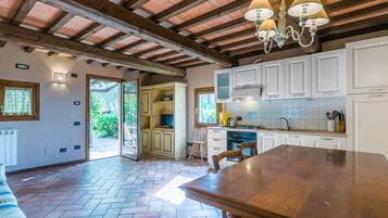 Frigorifero, lavastoviglie, pentole/stoviglie/utensili