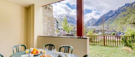 تناول الطعام بالخارج