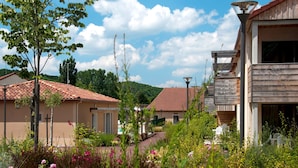 Un quartiere residenziale con case caratterizzate da tetti in tegole rosse e balconi in legno.