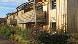 Un edificio in legno con un balcone e un cartello che indica il numero civico 7A.