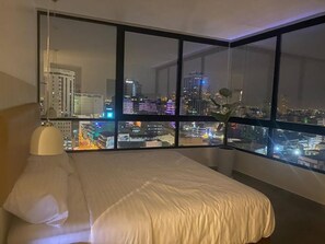 2 habitaciones, caja de seguridad en la habitación y escritorio