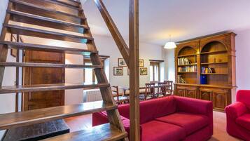 Télévision, cheminée, baby-foot