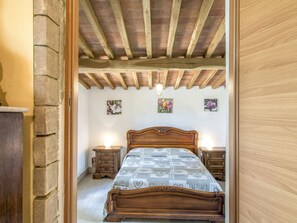6 bedrooms, iron/ironing board, WiFi