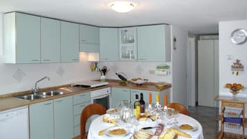 Kühlschrank, Ofen, Geschirrspüler, Hochstuhl