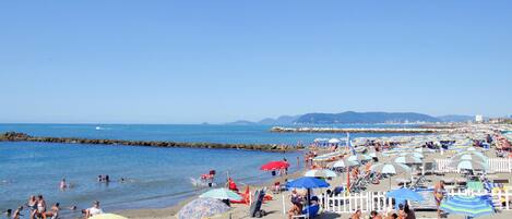Una spiaggia nelle vicinanze