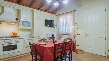 Kühlschrank, Mikrowelle, Ofen, Geschirrspüler