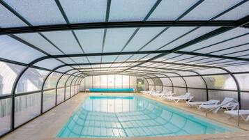 Een verwarmd zwembad